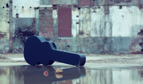 Does a hard guitar case protect from humidity